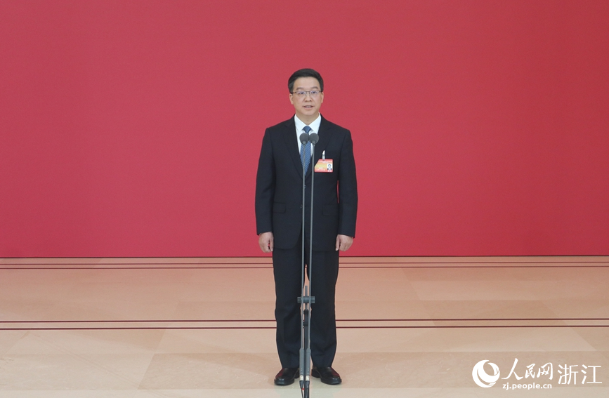 浙江省司法廳廳長戴紀答記者問。人民網記者 張帆攝