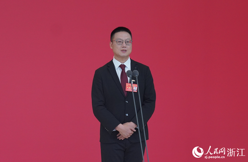 浙江省人大代表，溫州市龍灣區海城街道埭頭村黨總支書記、村委會主任張智慧。人民網記者 張帆攝