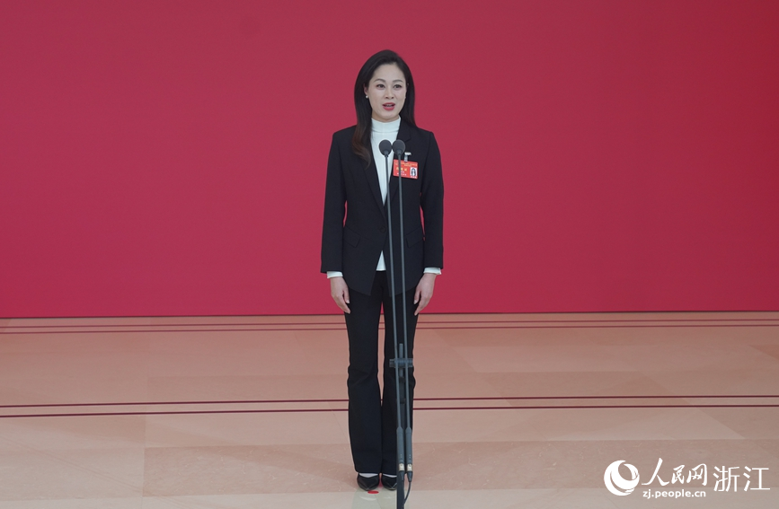 浙江省人大代表、嵊州市越劇藝術保護傳承中心副主任、一級演員倪錦錦。人民網記者 張帆攝