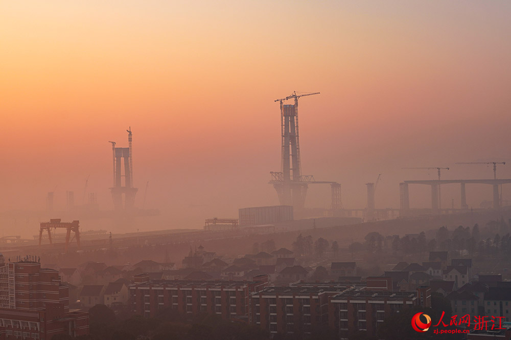 1月16日，中鐵大橋局承建的杭州灣跨海鐵路大橋8號主塔成功封頂。人民網 章勇濤攝