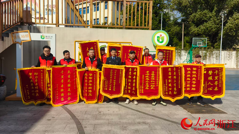 寻亲志愿者带着寻亲人送的锦旗交给商朝阳。人民网 刘欣蔚摄