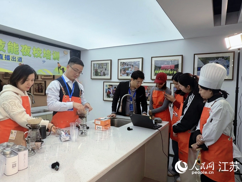 永初社区手冲咖啡课程。人民网 任晓燃摄