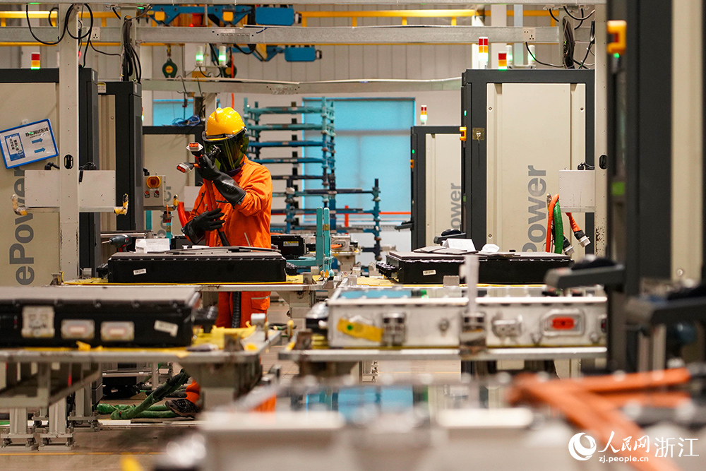 工人正在生產線上對包體進行性能測試。人民網 章勇濤攝 