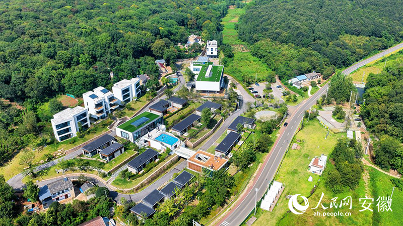 俯瞰滁州江淮分水岭风景道旁的民宿群。人民网记者 郭昊摄