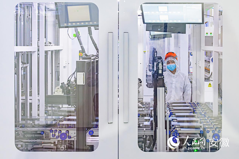 位于滁州经开区的一家绿色工厂里，工人正在操作生产线。人民网记者 周坤摄