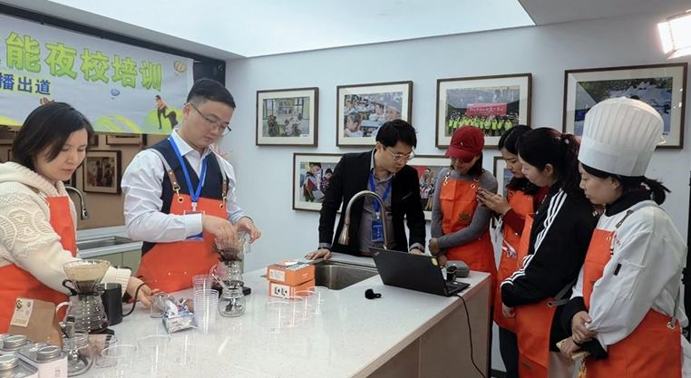 江苏“技能夜校”不打烊 2025年累计培训超8万人次