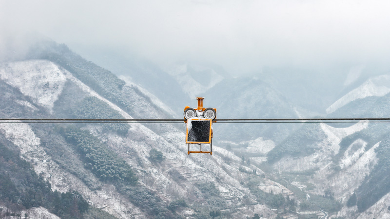1月20日，自動除冰機器人對輸電導線進行除冰。胡建強攝