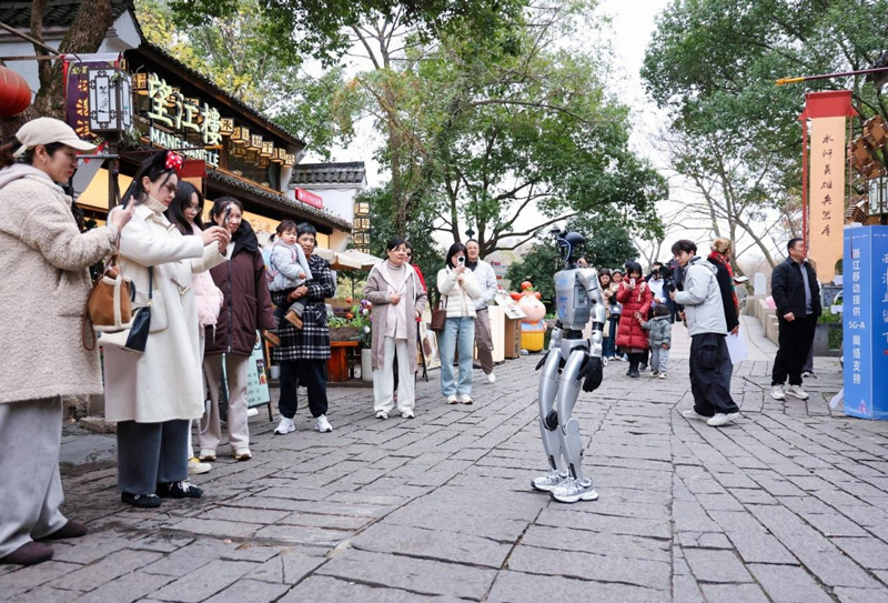 杭州西溪濕地內的AI具身導覽機器人。浙江移動供圖