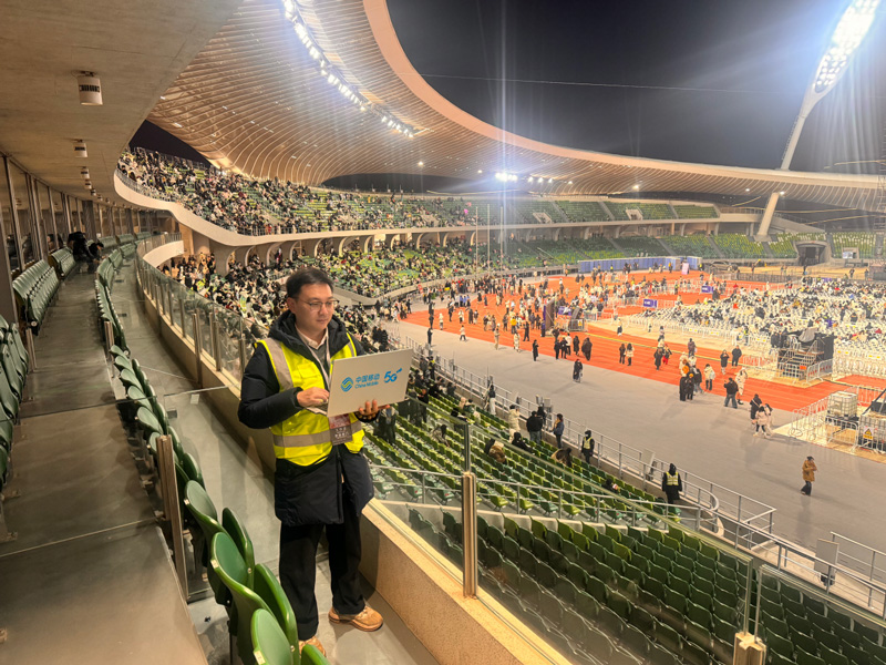 工作人員對場館內網絡進行測試。浙江移動供圖