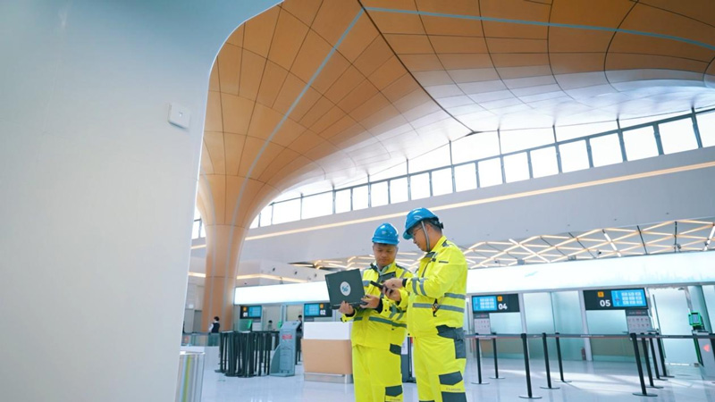 工作人員在嘉興南湖機場內對網絡進行測試。浙江移動供圖