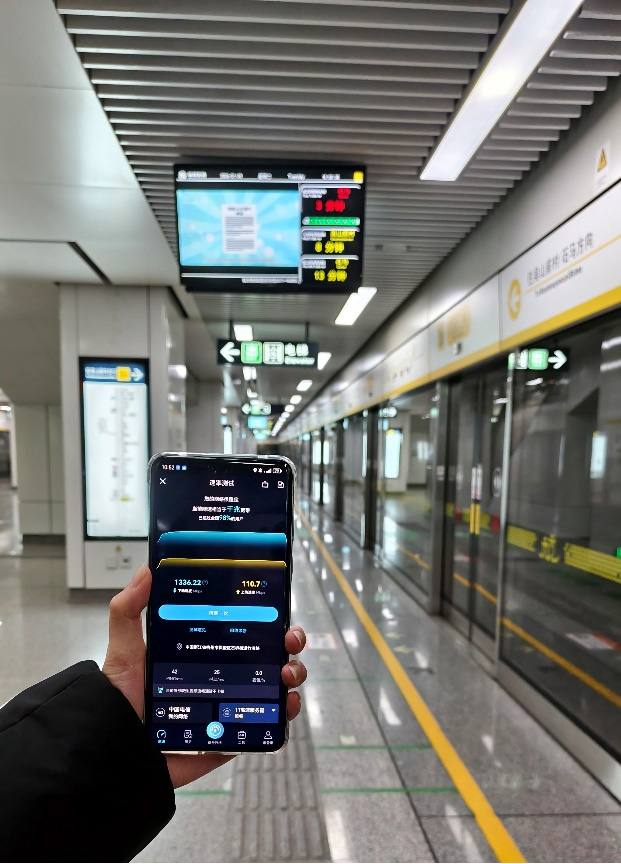 技术人员对地铁站内网络进行测速。浙江电信供图
