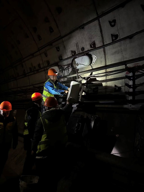 技术人员利用地铁停运后的时间开展作业。浙江电信供图