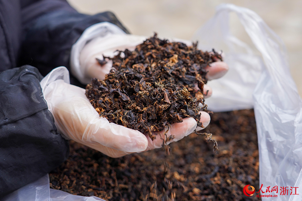 1月21日，白鶴尖共富工坊直播團隊對農產品質量進行現場把關。人民網 章勇濤攝