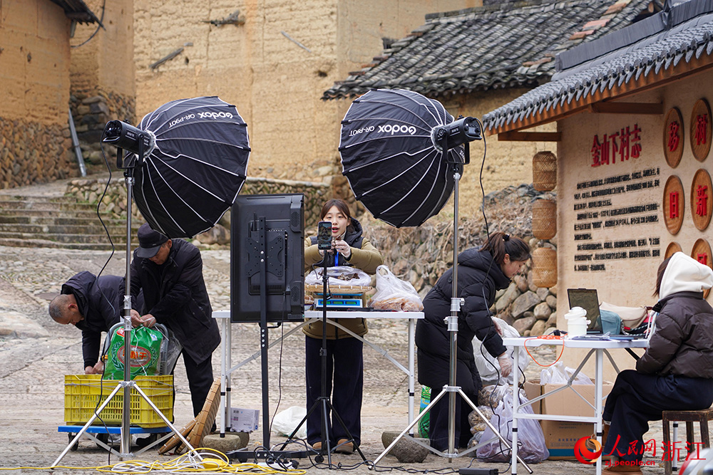 1月21日，白鶴尖共富工坊直播團隊依托“流動便民共富車”，現場推介當地特色農產品。人民網 章勇濤攝