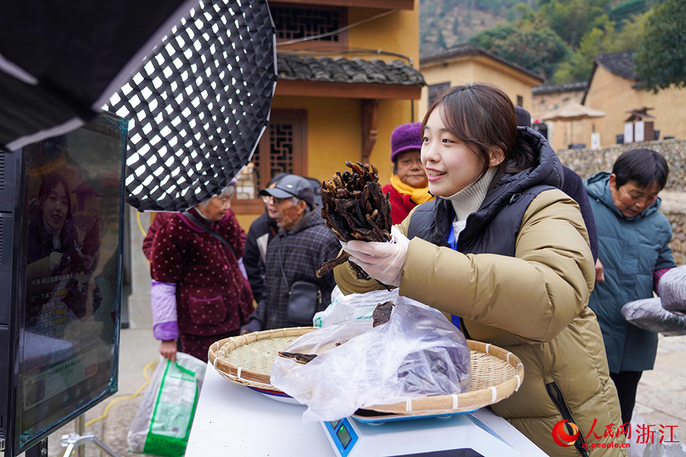 1月21日，白鹤尖共富工坊直播团队依托“流动便民共富车”，现场推介当地特色农产品。人民网 章勇涛摄