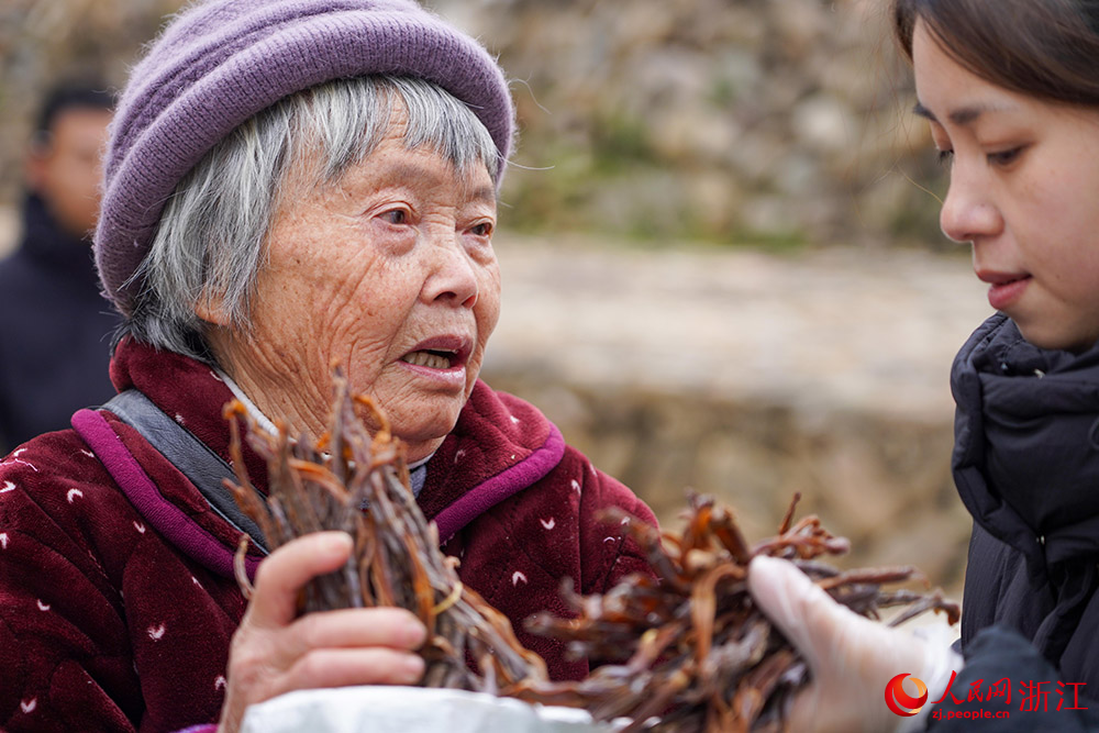1月21日，村民和白鶴尖共富工坊直播團隊成員介紹自己的特色農產品。人民網 章勇濤攝
