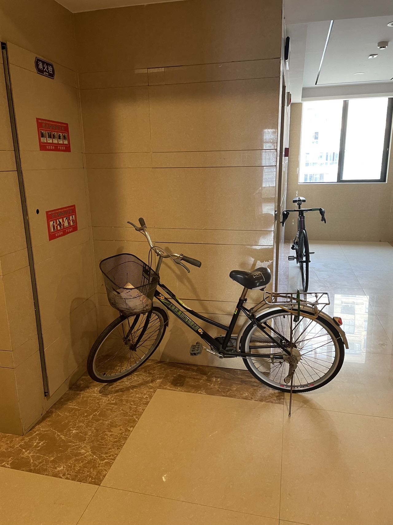 网友反映消防栓被堵塞。受访者供图