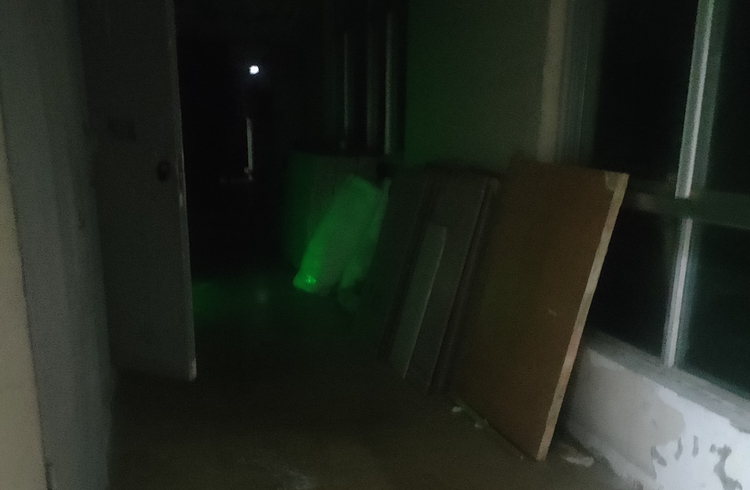 网友反映堆放楼层通道易燃物。受访者供图