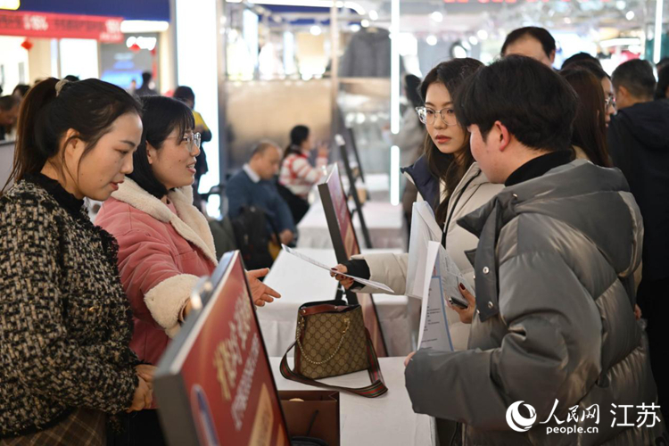 李凌雁（右二）在人才夜市上求职。人民网记者 鞠峰摄