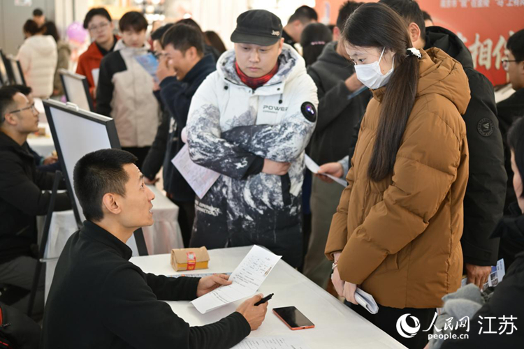 招聘方和求职者在人才夜市上密切沟通。人民网记者 鞠峰摄