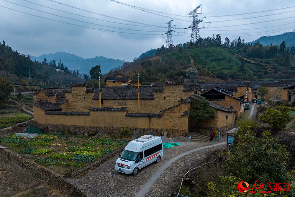 浙江省麗水市雲和縣的家庭醫生團隊駕駛巡回診療車來到石塘鎮桑嶺村。人民網 章勇濤攝