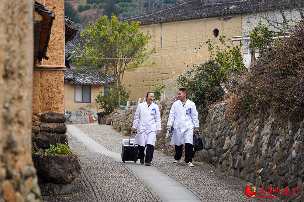 在浙江省丽水市云和县石塘镇，家庭医生团队走访山区群众。人民网 章勇涛摄