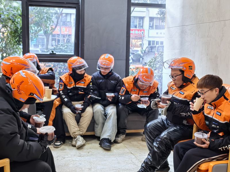 工会人员为骑手送上暖心热饮。秀洲区委宣传部供图