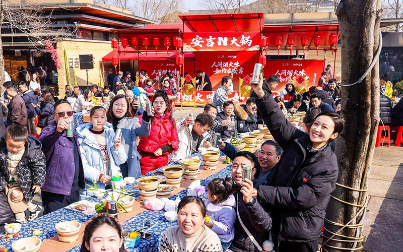 长桌宴开席。安吉县委宣传部供图