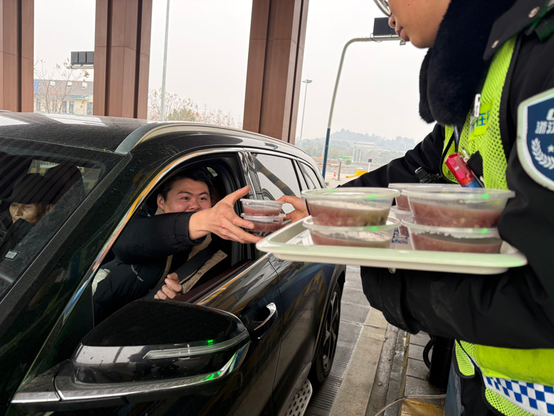 工作人员向司乘送上腊八粥。浙高运公司供图