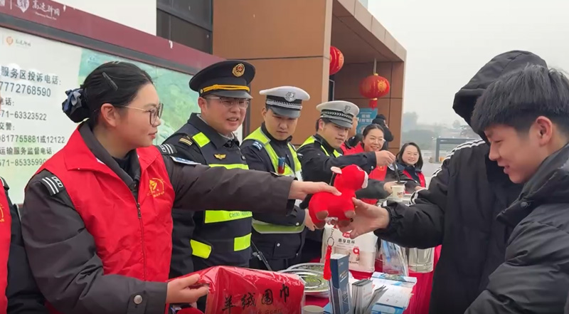 为过往司乘送上红围巾和马年公仔。浙高运公司供图