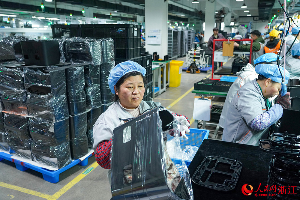 在浙江省慈溪市，小家电企业员工在赶制订单。人民网 章勇涛摄