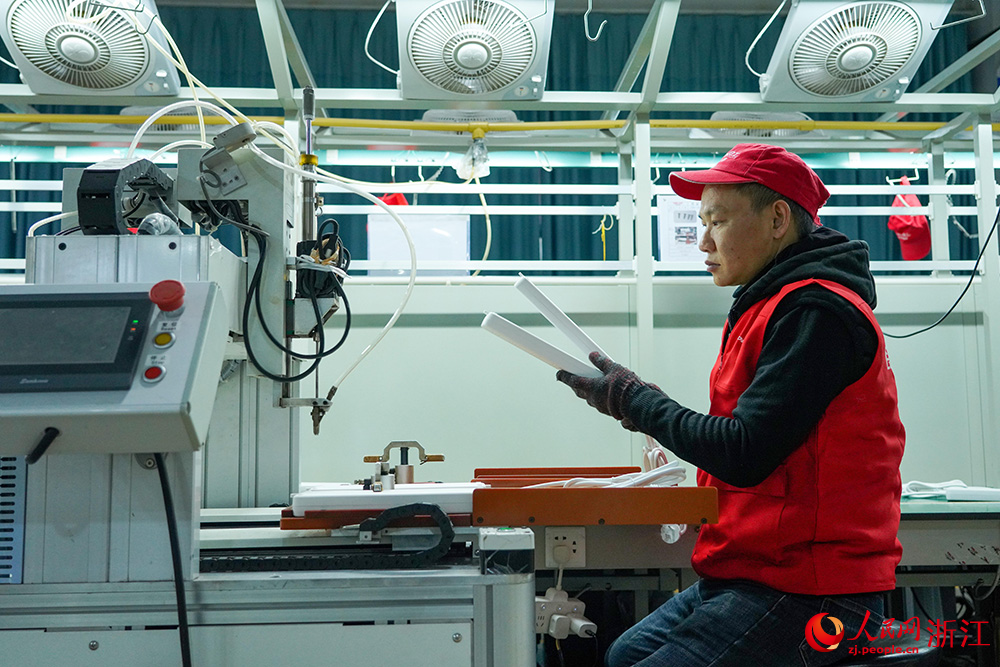 在浙江省慈溪市，小家电企业员工在赶制订单。人民网 章勇涛摄