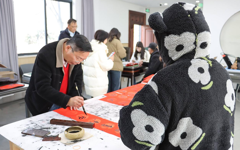 書寫吉祥春聯。南京銀行杭州蕭山支行供圖
