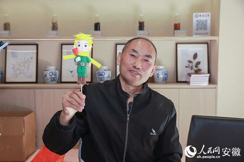 被写进芜湖市政府工作报告的“捏面主理人”王井洋。人民网记者 张俊摄