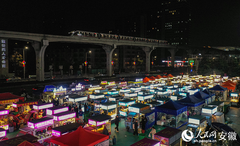 烟火气十足的芒果夜市。人民网记者 张俊摄