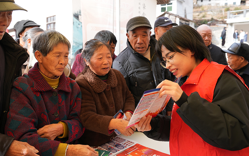 黃家畬村集市人頭攢動。雲和縣委宣傳部供圖
