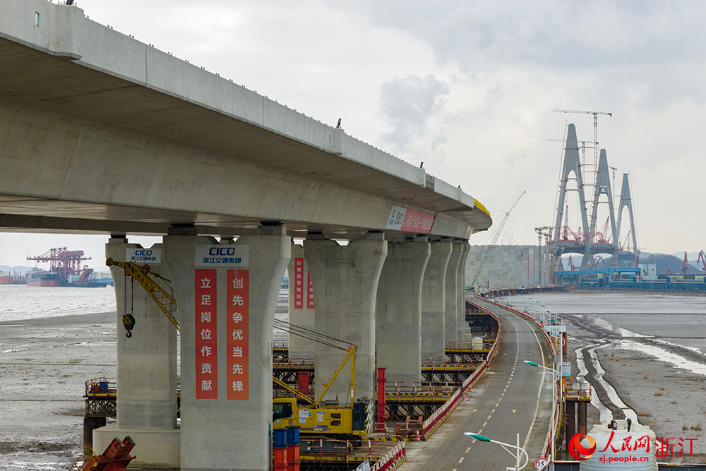 1月28日，杭甬復線寧波三期項目海域高架橋144個墩身全部施工完成。人民網 章勇濤攝