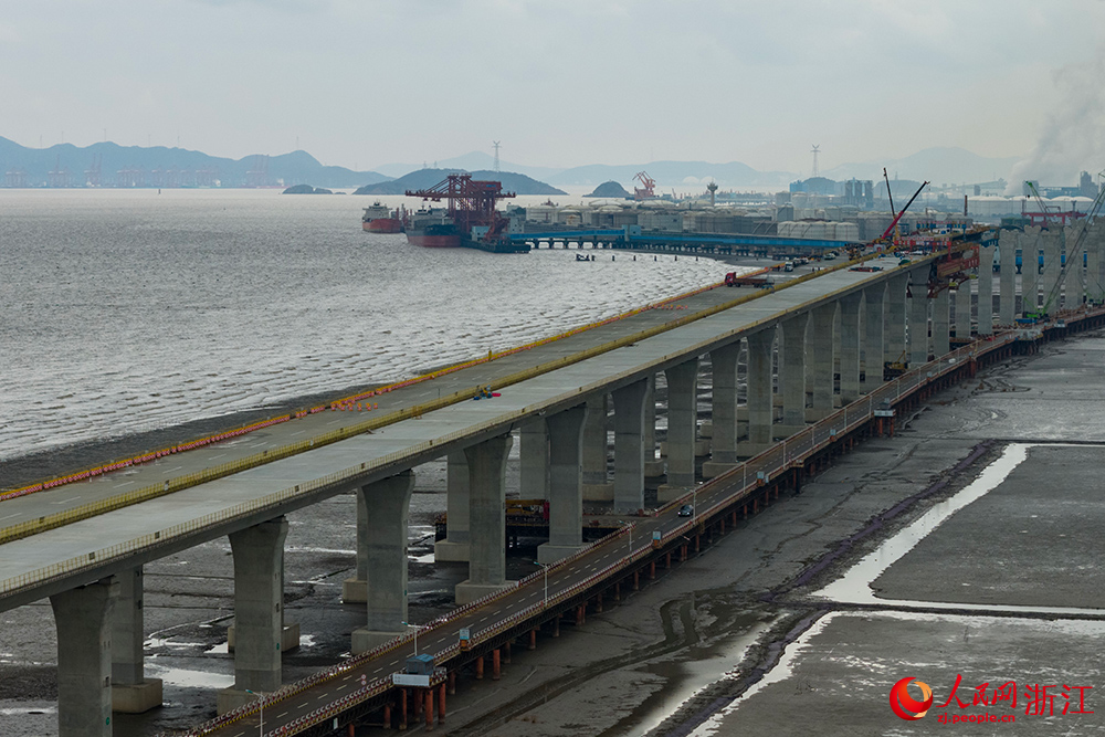 1月28日，杭甬复线宁波三期项目海域高架桥144个墩身全部施工完成。人民网 章勇涛摄