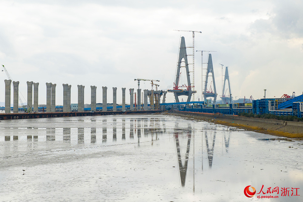 1月28日，杭甬復線寧波三期項目海域高架橋144個墩身全部施工完成。人民網 章勇濤攝