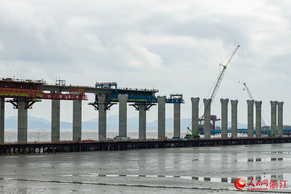 1月28日，杭甬復線寧波三期項目海域高架橋144個墩身全部施工完成。人民網 章勇濤攝