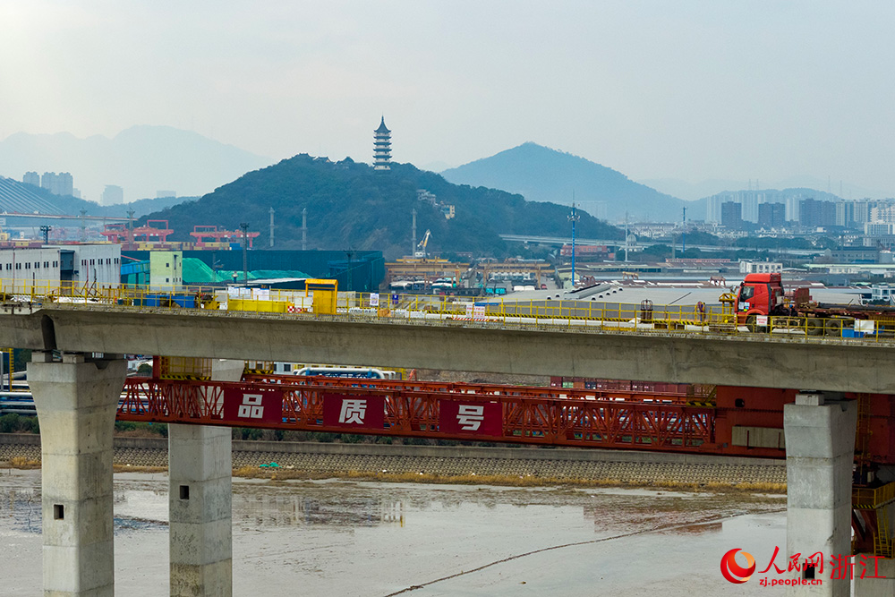 1月28日,杭甬復線寧波三期項目海域高架橋144個墩身全部施工完成。人民網 章勇濤攝