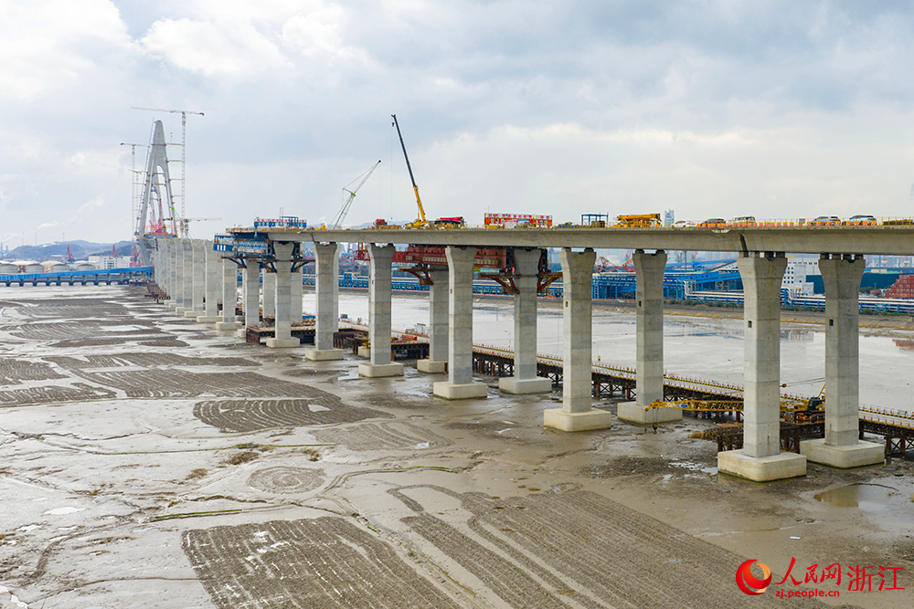 1月28日，杭甬復線寧波三期項目海域高架橋144個墩身全部施工完成。人民網 章勇濤攝