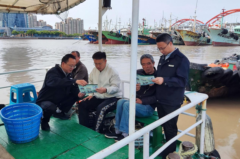 “舟烟法团”志愿者深入渔村宣传海上反走私知识。舟山烟草供图