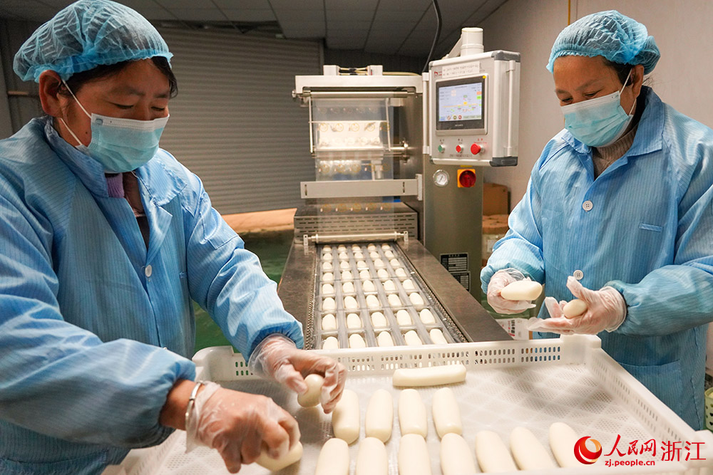 工人在浙江省慈溪市掌起镇东埠头村年糕共富工坊内赶制订单。人民网 章勇涛摄