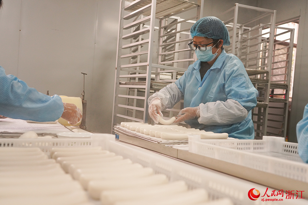 工人在浙江省慈溪市掌起镇东埠头村年糕共富工坊内赶制订单。人民网 章勇涛摄