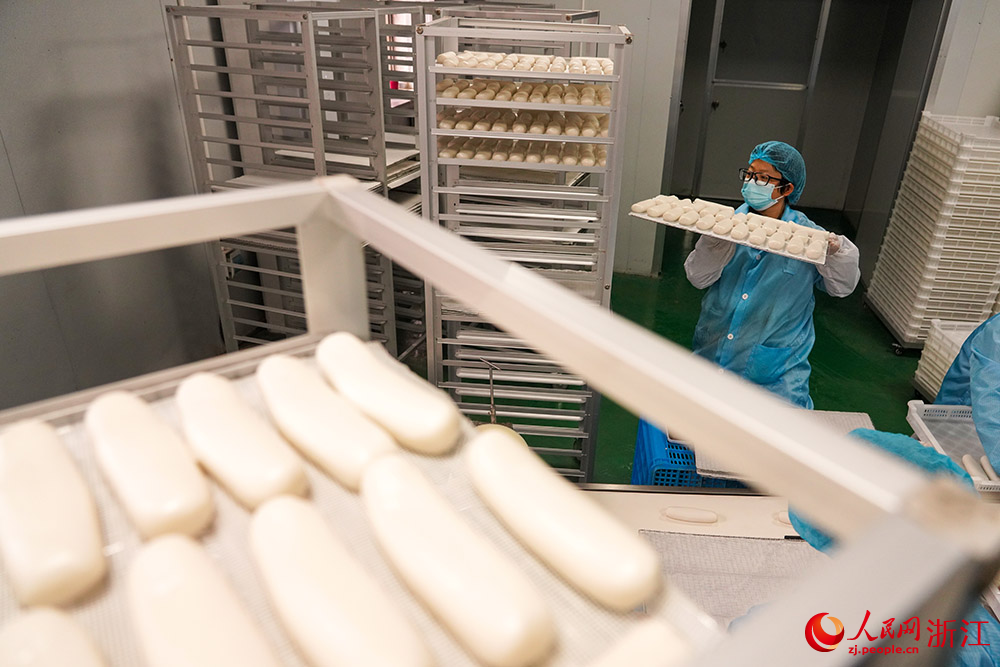 工人在浙江省慈溪市掌起镇东埠头村年糕共富工坊内赶制订单。人民网 章勇涛摄