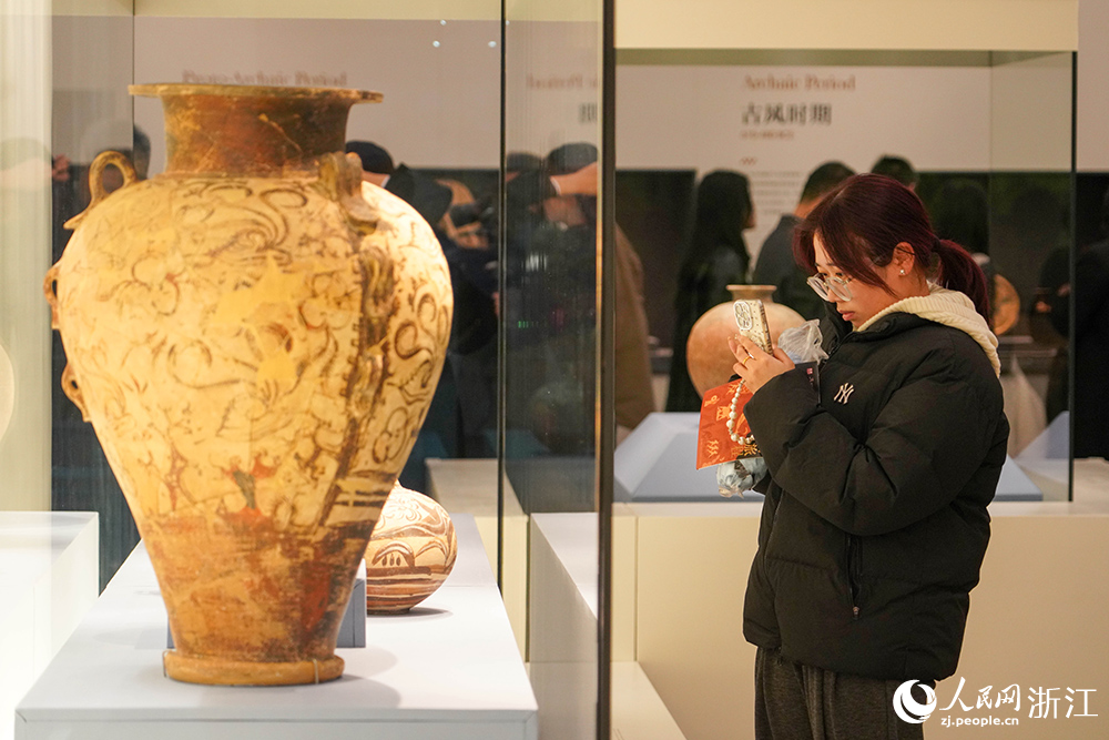 1月30日,觀眾在杭州市良渚博物院觀看“古希臘的旅程”展覽。人民網 章勇濤攝