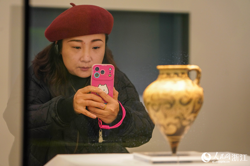 1月30日，觀眾在杭州市良渚博物院觀看“古希臘的旅程”展覽。人民網 章勇濤攝