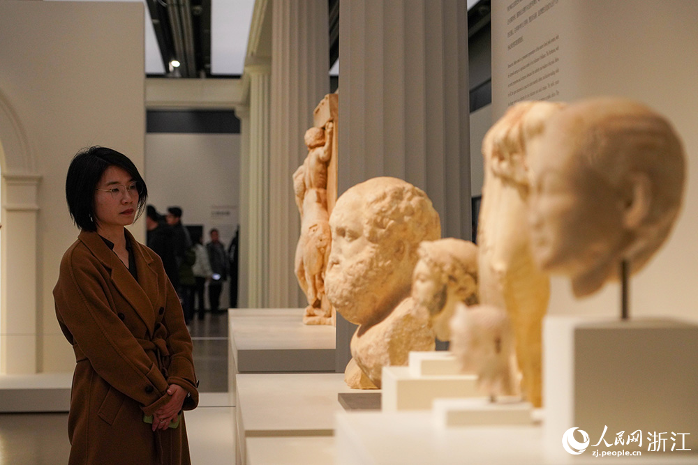 1月30日，觀眾在杭州市良渚博物院觀看“古希臘的旅程”展覽。人民網 章勇濤攝