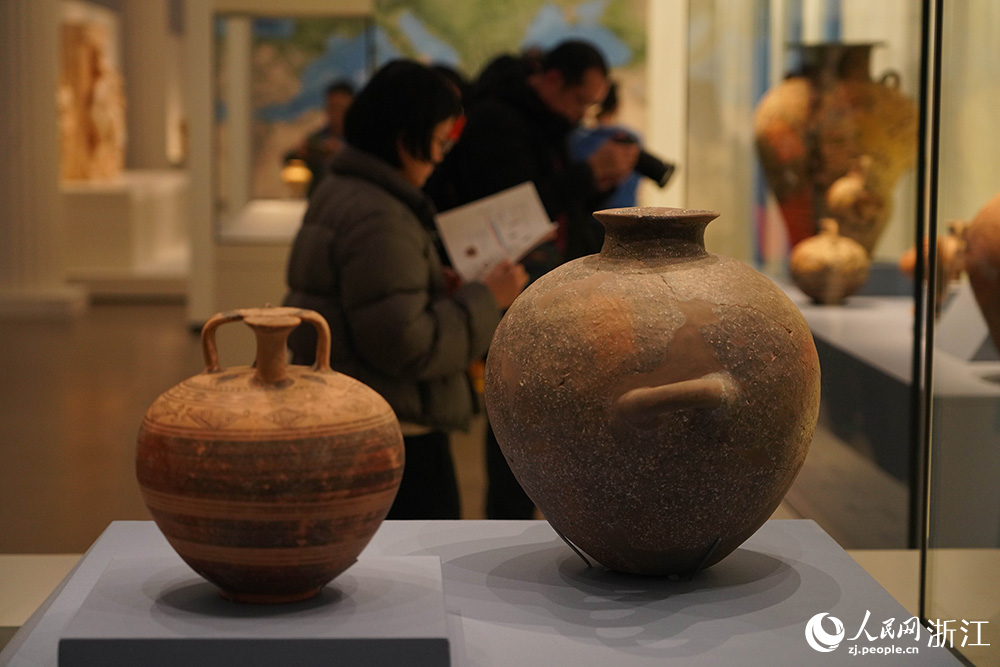 1月30日，觀眾在杭州市良渚博物院觀看“古希臘的旅程”展覽。人民網 章勇濤攝